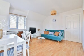 Living area - Beach Breeze – Family 2-Bed Home in Barry (Barry)