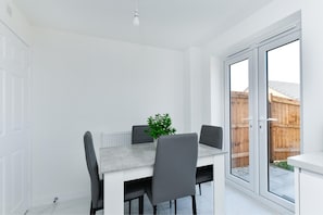 Dining - Modern 2-Bed Home w/ EV Charger & Garden (Nottingham)