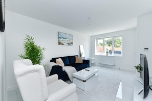 Living area - Modern 2-Bed Home w/ EV Charger & Garden (Nottingham)