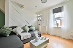 Living area - Urban 2-bed House - 6 mins away from City Centre! (Cardiff)