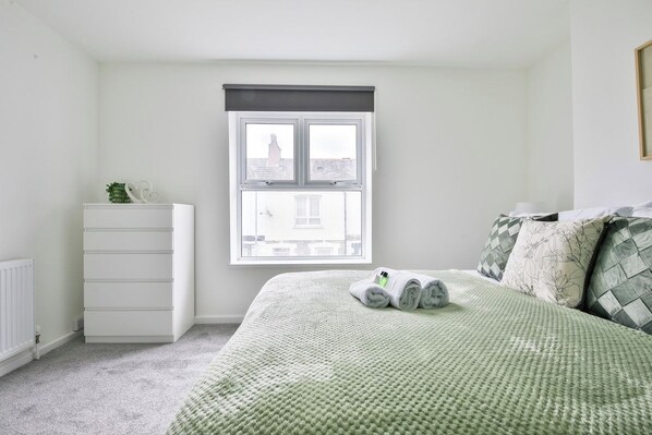 Room - Urban 2-bed House - 6 mins away from City Centre! (Cardiff)