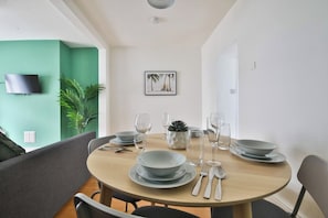 Dining - Urban 2-bed House - 6 mins away from City Centre! (Cardiff)