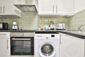 Private kitchen - Urban 2-bed House - 6 mins away from City Centre! (Cardiff)