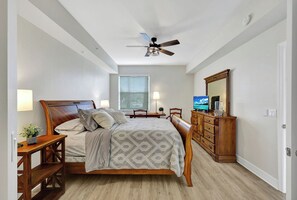 Room - Golfer’s Paradise: Turnkey Rental with 24/7 Fitness & Premier Amenities (Naples)