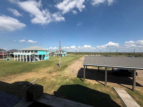 Um edifício com telhado azul e área coberta com telhado de metal.