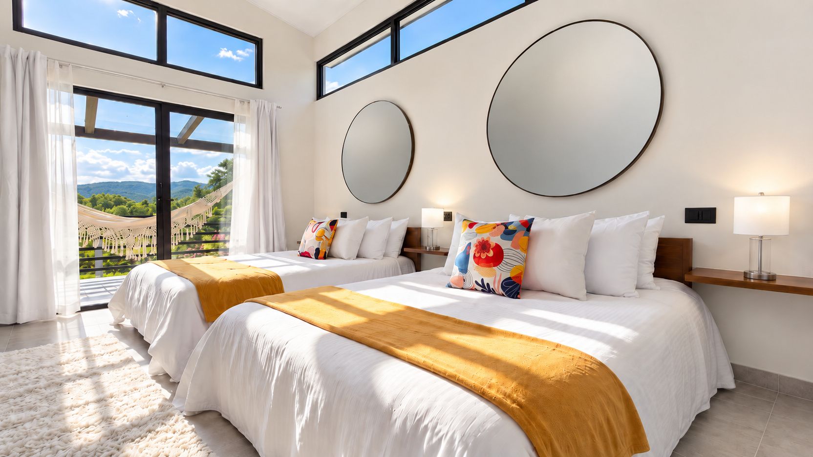 Ein Hotelzimmer mit zwei Betten, großen Fenstern und Blick auf Grünflächen.