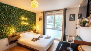 Une chambre d’hôtel avec un lit, une table de chevet et une vue sur l’extérieur.