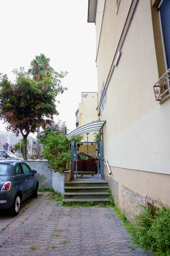 A 140-square-meter apartment just a stone's throw from the beach, with a terrace and free parking.