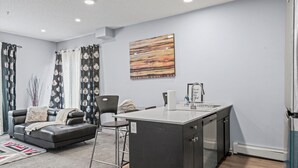 Unclassified image, 4 of 21, button - Luxury 2Bed 2Bath Walking distance to RAH, Stadium,NAIT Kingsway mall, Rogers Pl (Edmonton)