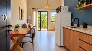 A modern apartment with a kitchen, dining area, and a balcony with a view. - LOFT 10 (Vinhedo)