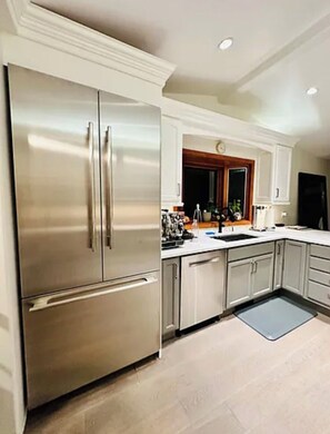 Private kitchen - Beautiful 2-bedroom house with AC in charming Santa Barbara (Santa Barbara)