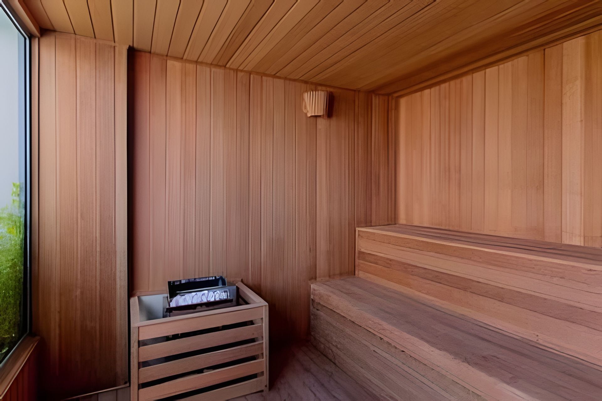 Una sauna con paredes y bancos de madera.