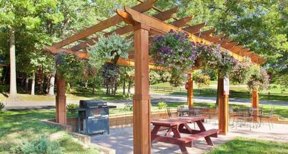 Wisconsin Dells Cottage Escape with Golf, Pools & Spacious 2BR Family Stay