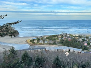 Une ville côtière dotée d’une plage, d’immeubles d’habitation et d’un grand bâtiment surmonté d’un toit en forme de flèche.