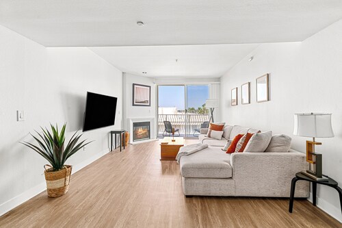 Waterfront Full Marina View Walk to Beach Pool Gym Jacuzzi And Sauna