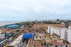 A cityscape with a large stadium, a wide road, and various buildings. - Ejército City Lofts & Apartments By Geko (Miraflores)