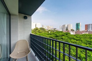 Ein Balkon mit Blick auf Stadt und Grünflächen.