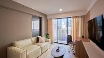 Una sala de estar moderna con un sofá, una mesa de centro y un televisor.