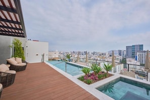 A rooftop pool area with a city view, outdoor seating, and a clear sky. - Urban 28 De Julio 551 Stay By Geko (Miraflores)