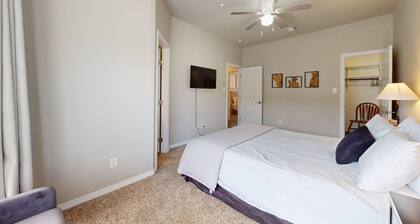 Community Pool, Gym & Grill Area | 1.9 Miles to Kyle Field