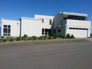 Exterior - Million Dollar View (Wellington)