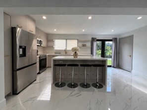 Unclassified image, 4 of 13, button - Beautiful Modern Spacious 4-bedroom house (Fort Lauderdale)