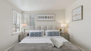 Unclassified image, 2 of 27, button - Modern & Cozy 2BR Retreat Near Claremont Colleges (Claremont)