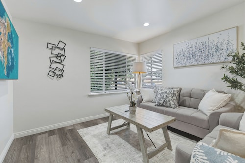Modern & Cozy 2BR Retreat Near Claremont Colleges