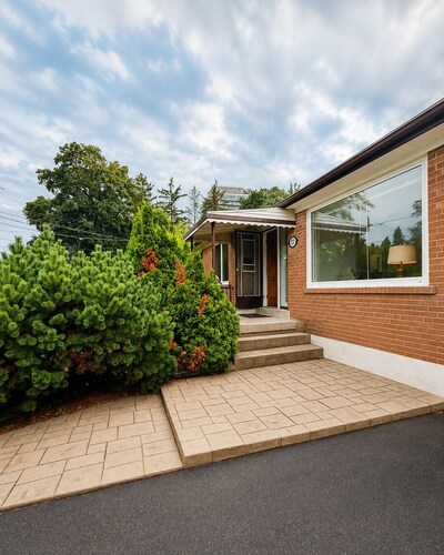 Spacious 3BR Family Home in Richmond Hill | Parking & Private Yard