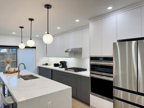Unclassified image, 4 of 6, button - Elegant Port Credit Escape | Lakefront & Dining (Mississauga)