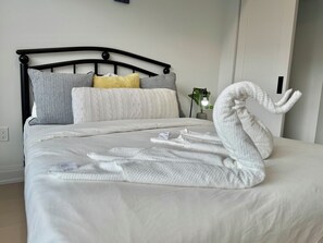 Unclassified image, 3 of 6, button - Elegant Port Credit Escape | Lakefront & Dining (Mississauga)