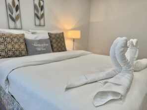 Unclassified image, 5 of 6, button - Elegant Port Credit Escape | Lakefront & Dining (Mississauga)