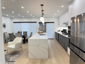 Unclassified image, 2 of 6, button - Elegant Port Credit Escape | Lakefront & Dining (Mississauga)