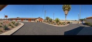 Property grounds - Motel Ayres (Fresno)