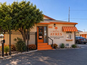 Unclassified image, 3 of 6, button - Motel Ayres (Fresno)