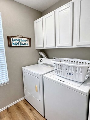Full washer/dryer - Magnolia Cottage-Walk In-Steps away from Pool-2 miles to Branson Strip (Branson)