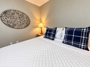 Bedroom 3-King- has large closet - Magnolia Cottage-Walk In-Steps away from Pool-2 miles to Branson Strip (Branson)