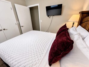 Bedroom 2- Queen with smart tv - Magnolia Cottage-Walk In-Steps away from Pool-2 miles to Branson Strip (Branson)