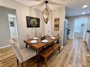 Dining - Magnolia Cottage-Walk In-Steps away from Pool-2 miles to Branson Strip (Branson)