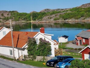 Un quartier résidentiel avec des maisons, un plan d’eau et un ciel dégagé.