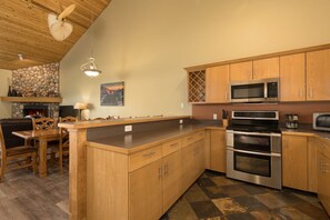 Private kitchen - Amazing 3-bedroom condo in Big Sky for your getaway (Big Sky)