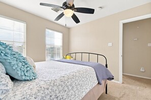 A bedroom with a bed, a ceiling fan, and two windows with blinds. - Alamodome~Backyard Games~Grill~Near Downtown (San Antonio)