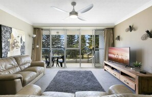 Living area - Great Family Apartment (Gold Coast)