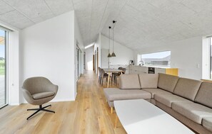 A modern interior with a dining area, sofa, and a kitchen. - Stunning home in Haderslev with WiFi (Haderslev)