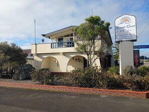 Unclassified image, 2 of 14, button - Sunset court Motel (Napier)