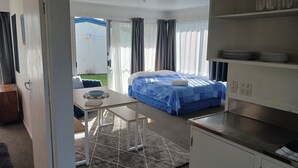Standard Triple Room, Patio, Courtyard View - Sunset court Motel (Napier)
