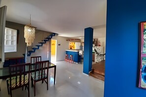 A modern interior with a dining area, a kitchen, and a staircase. - Porto de Galinhas Maraca 100mMar Loctemp (Ipojuca)