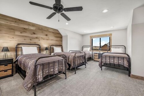 Waterfront Luxury • Sleeps 27 • 35; hot tub, views, family, a spacious retreat!