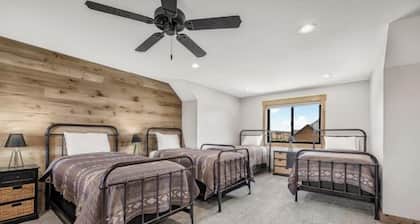 Waterfront Luxury • Sleeps 27 • 35; hot tub, views, family, a spacious retreat!