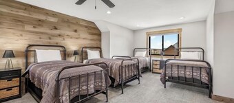 Waterfront Luxury • Sleeps 27 • 35; hot tub, views, family, a spacious retreat!